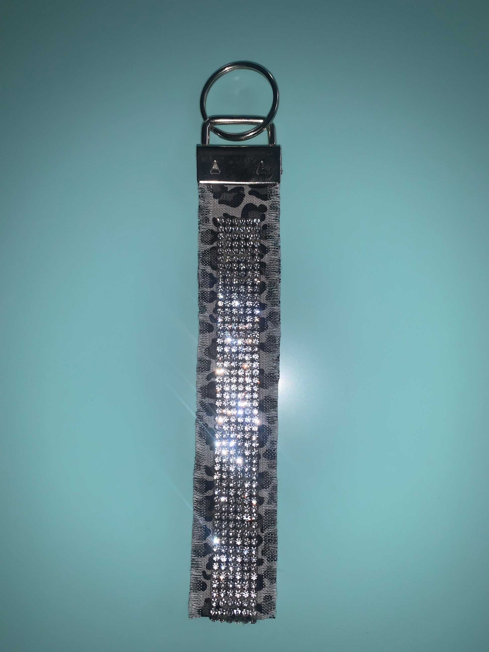 Grey Leopard Wristlet Keychain (SLENDER VERSION) - Frazeshop